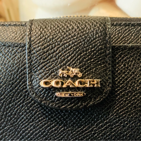 EUC **Coach** large wallet. Zipper closure. Wristlet strap is removable. - Picture 2 of 7